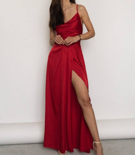 czerwona sukienka satynowa